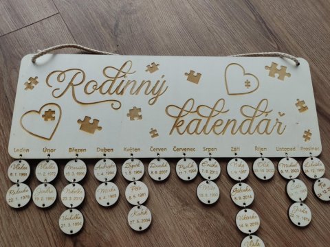Rodinný kalendář puzzle s gravírovanými jmény