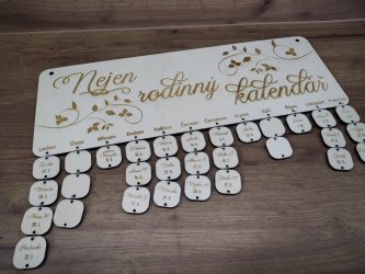 Dřevěný rodinný kalendář s větvičkami a štítky se jmény a dny v měsících