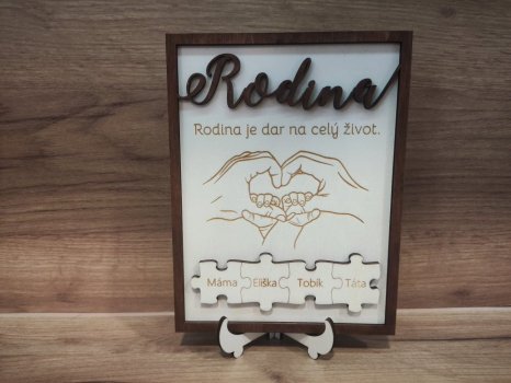 Rodina se jmény v puzzle