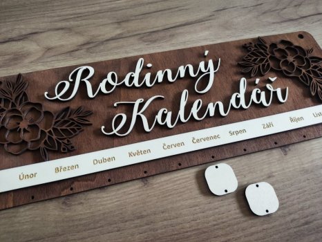 Rodinný kalendář s gravírovanými jmény Darina