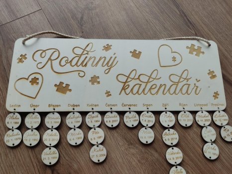 Rodinný kalendář puzzle s gravírovanými jmény