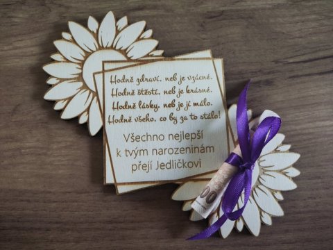 Dřevěné přání k narozeninám s gravírovanou kopretinou