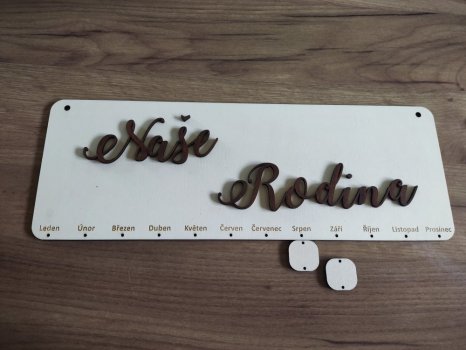 Rodinný kalendář Naše rodina s gravírovanými jmény tmavý