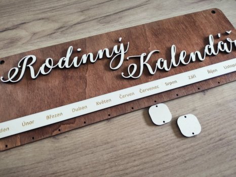 Rodinný kalendář s gravírovanými jmény Eliška