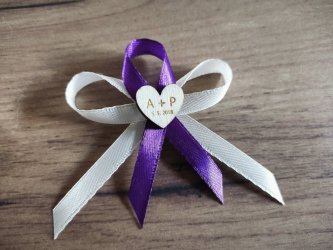 Vývazek s dřevěným srdíčkem s iniciálami a datem svatby