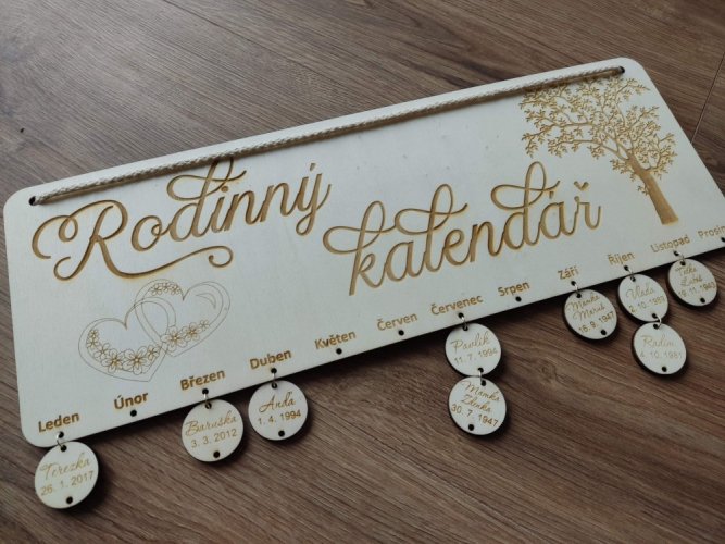 Rodinný kalendář strom s gravírovanými jmény