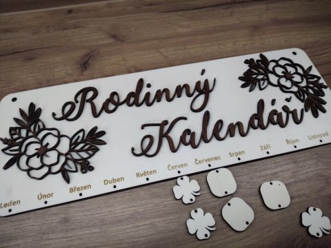 Rodinný kalendář s květinou gravírovanými jmény tmavý