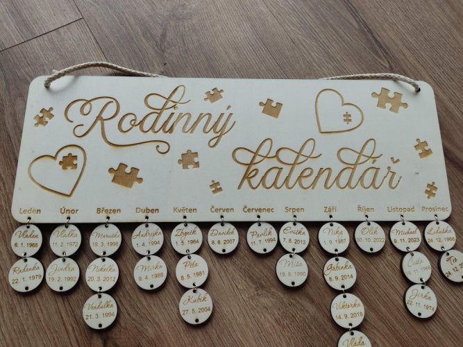 Rodinný kalendář puzzle s gravírovanými jmény