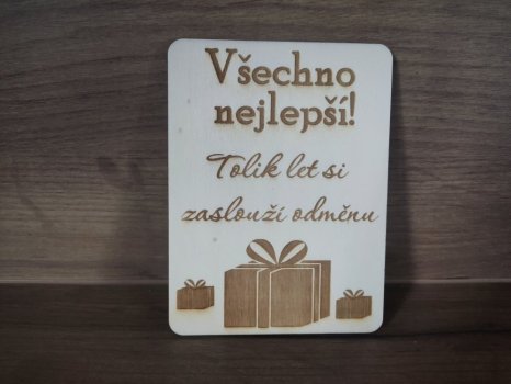 Dřevěné přání k narozeninám s dárečky