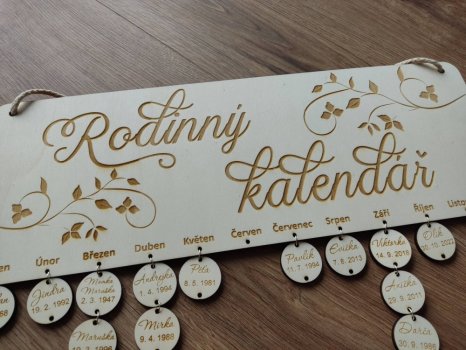 Rodinný kalendář větvičky s gravírovanými jmény
