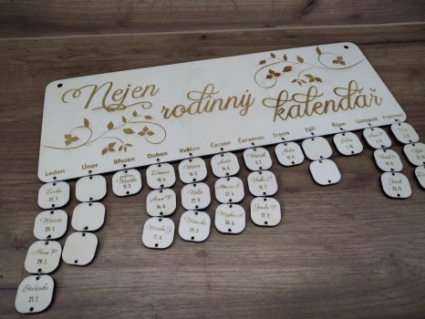 Nejen rodinný kalendář větvičky s gravírovanými jmény