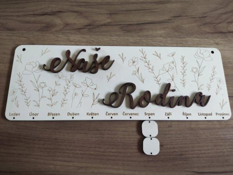 Rodinný kalendář květy Naše rodina s gravírovanými jmény tmavý