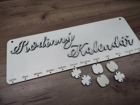 Rodinný kalendář s gravírovanými jmény