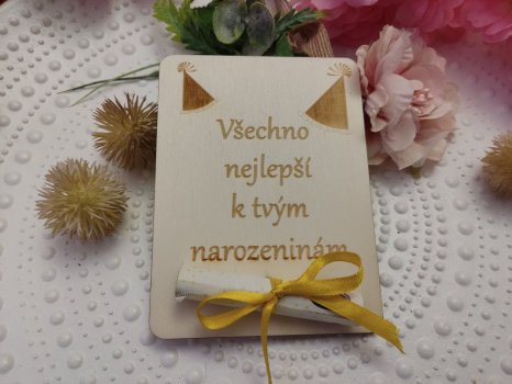 Dřevěné přání k narozeninám s čepičkami