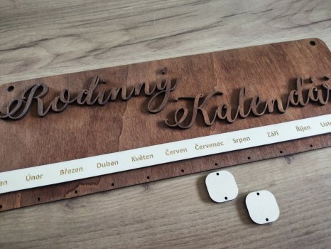 Rodinný kalendář s gravírovanými jmény Emily