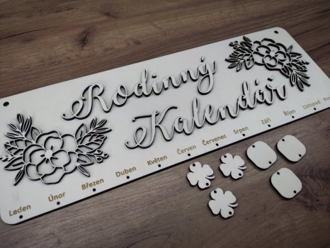Rodinný kalendář s květinou gravírovanými jmény