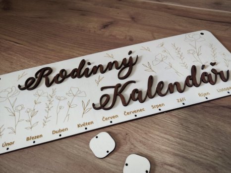 Rodinný kalendář květy s gravírovanými jmény tmavý
