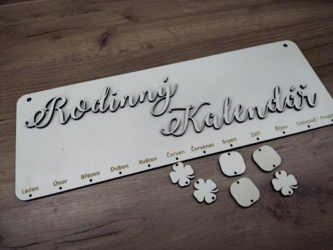 Rodinný kalendář s gravírovanými jmény