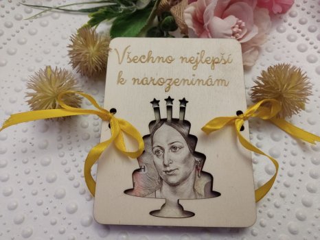 Dřevěné přání k narozeninám s dortíkem