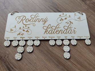 Dřevěný rodinný kalendář s ozdobnými větvičkami a kulatými štítky se jmény a daty