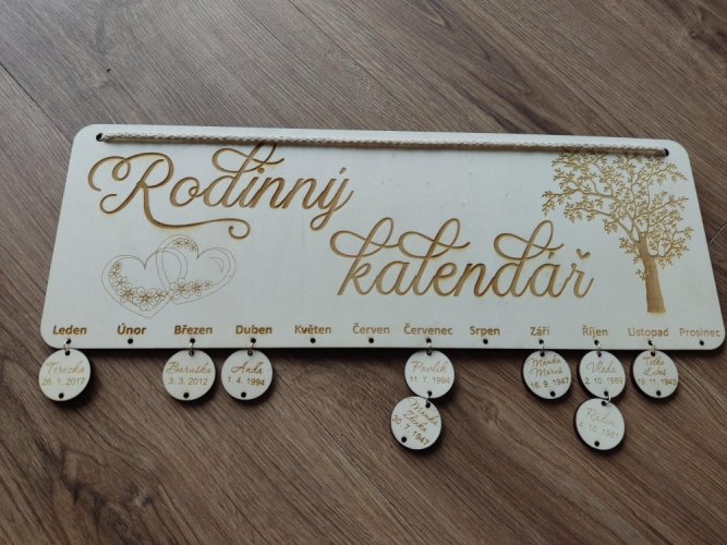 Rodinný kalendář strom s gravírovanými jmény