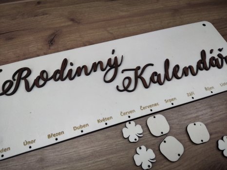 Rodinný kalendář s gravírovanými jmény tmavý