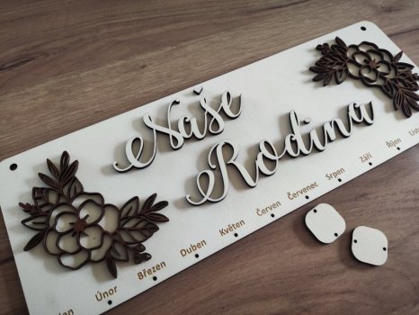 Rodinný kalendář s gravírovanými jmény Nikola