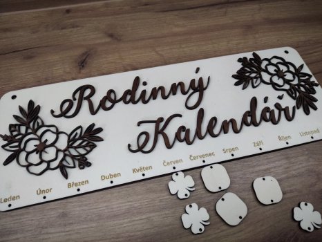 Rodinný kalendář s květinou gravírovanými jmény tmavý