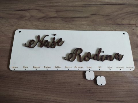 Rodinný kalendář Naše rodina s gravírovanými jmény tmavý