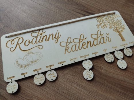 Rodinný kalendář strom s gravírovanými jmény